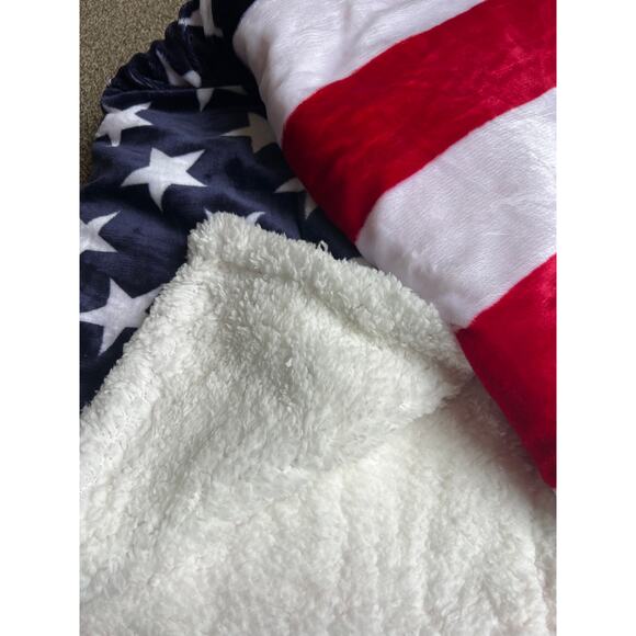 Ultra Soft American Flag Throw Blanket - BRAND NEW w/ Tags - Picture 2 of 3